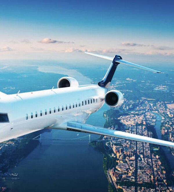 [Translate to English:] Passagierflugzeug im Flug